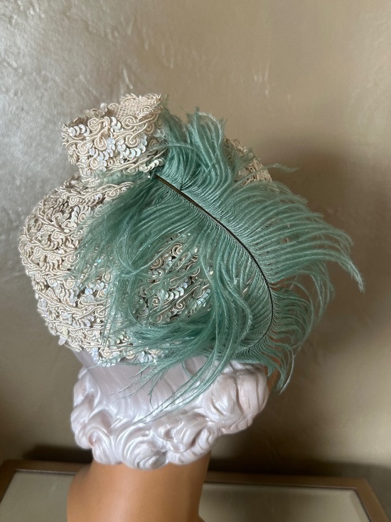 FESTIVE 1950\'s IVORY & SEQUIN LACE COCKTAIL HAT + GREEN OSTRICH FEATHER main image 9